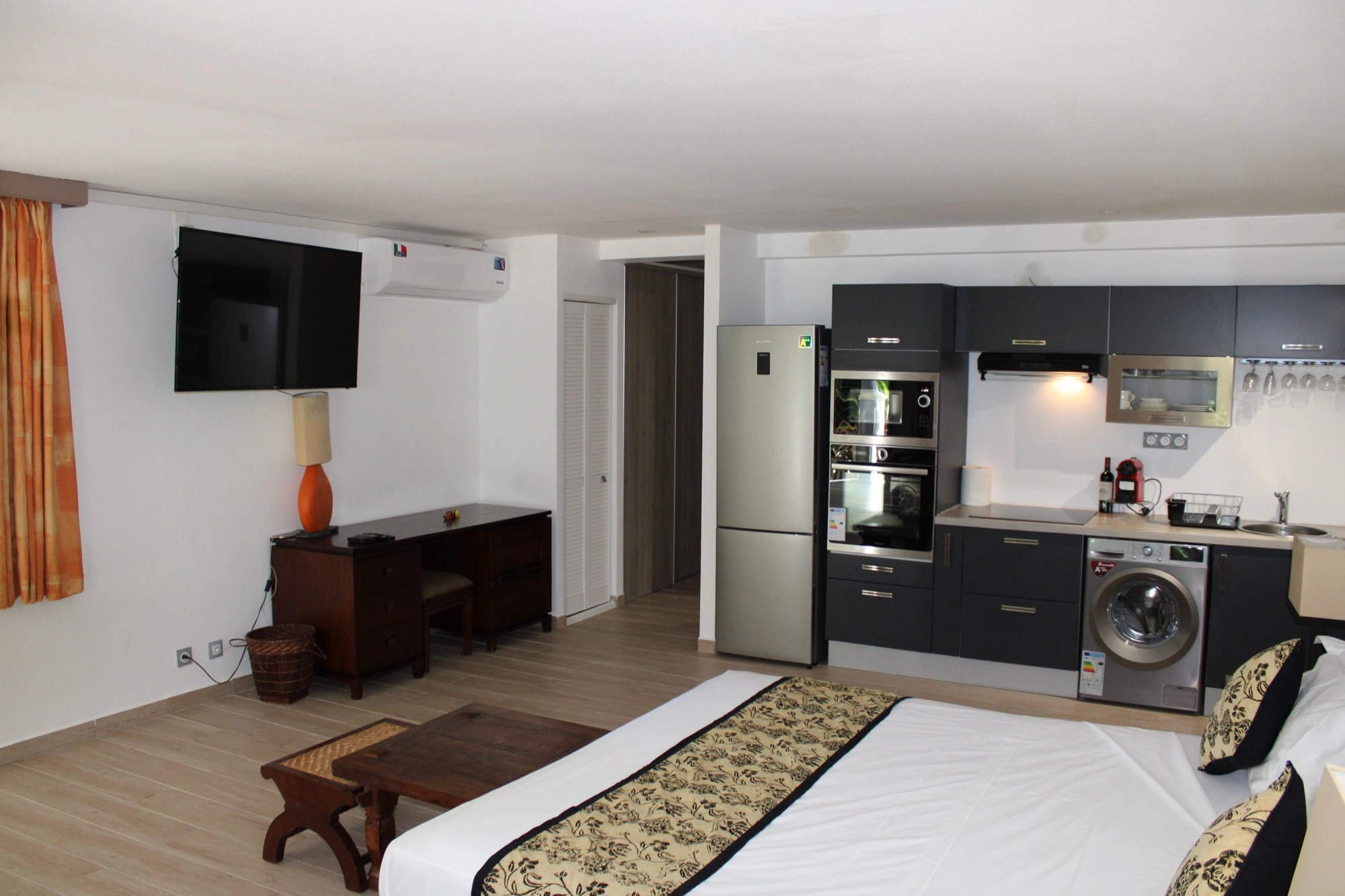 Suite lumineuse avec lit king-size et télévision