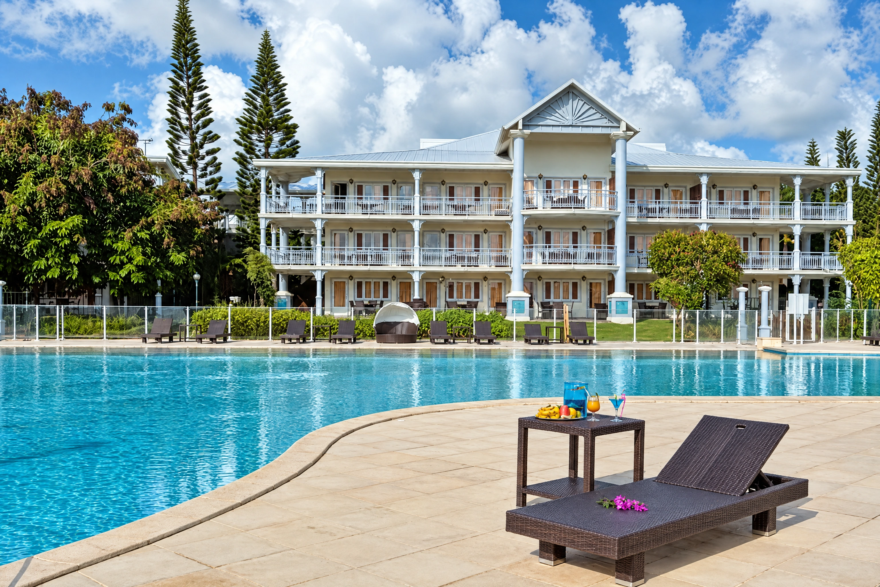 La piscine de la résidence La Plantation face aux appartements